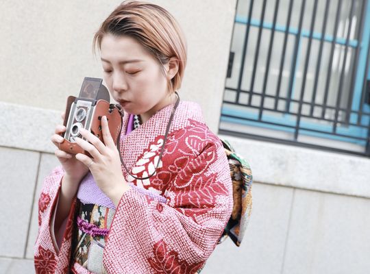 カメラを覗き込む和服女子