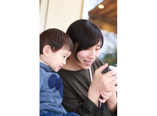 カメラを覗く親子