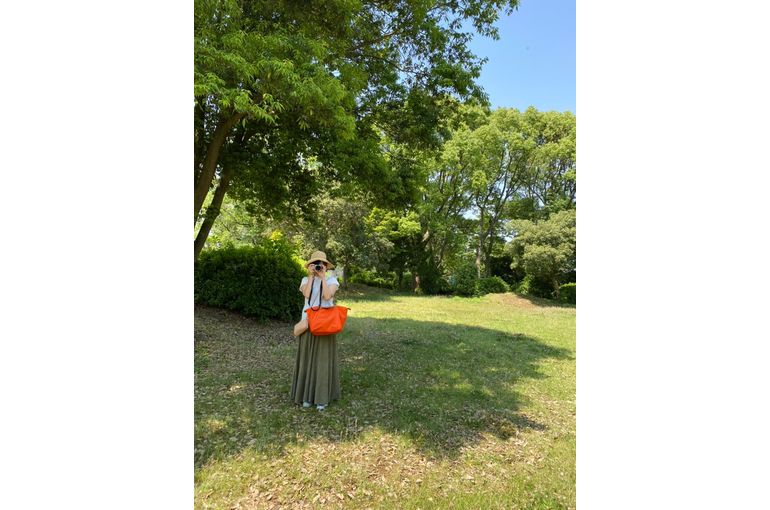 写真を撮る少女