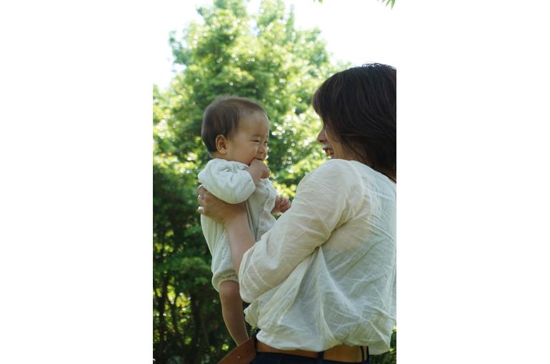 赤ちゃんと新緑