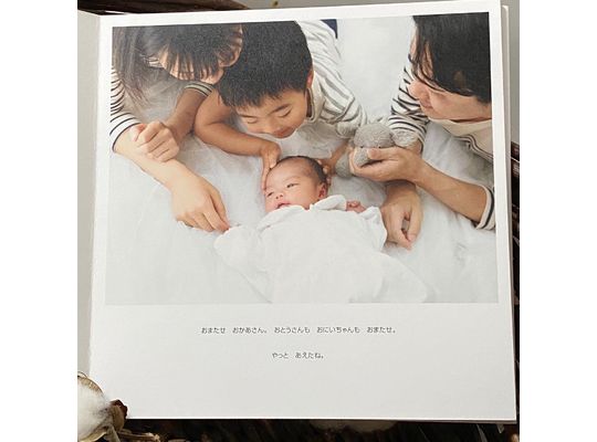 赤ちゃんを囲む家族